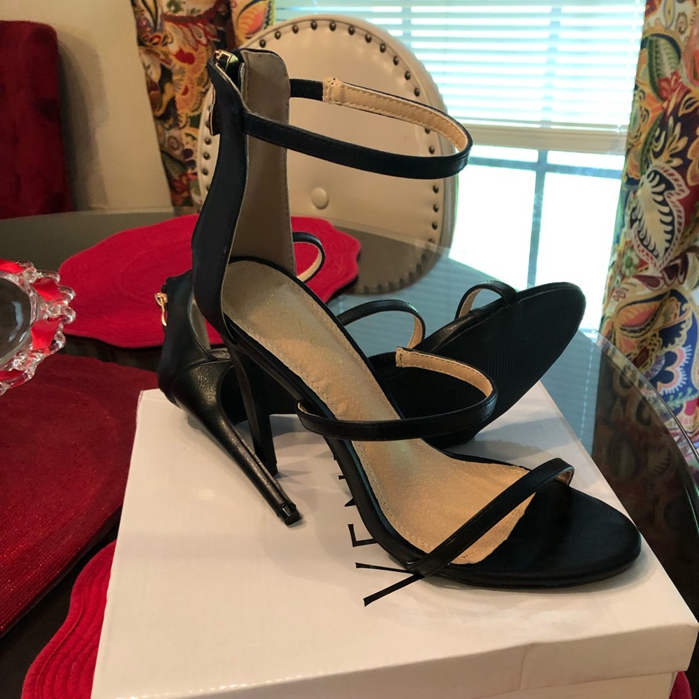 Venus strappy sandal size 8